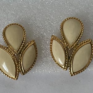 Trifari TM gebroken witte emaille clip-on oorbellen