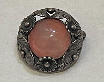 N.E. Desde Dinamarca: Broche floral de plata de ley rosa con cuarzo rosa. Flor de margarita.