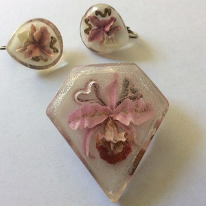 Lucite orchidee clip-on oorbellen, broche. Lucite kunststof met &quot;bevroren&quot; effect. Set.