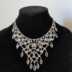 Collar con babero en forma de cascada de cristal transparente Juliana de 15,5"