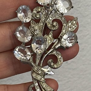 Pot metaal wit metaal, heldere strass bloem bloemen pin broche. Art Deco