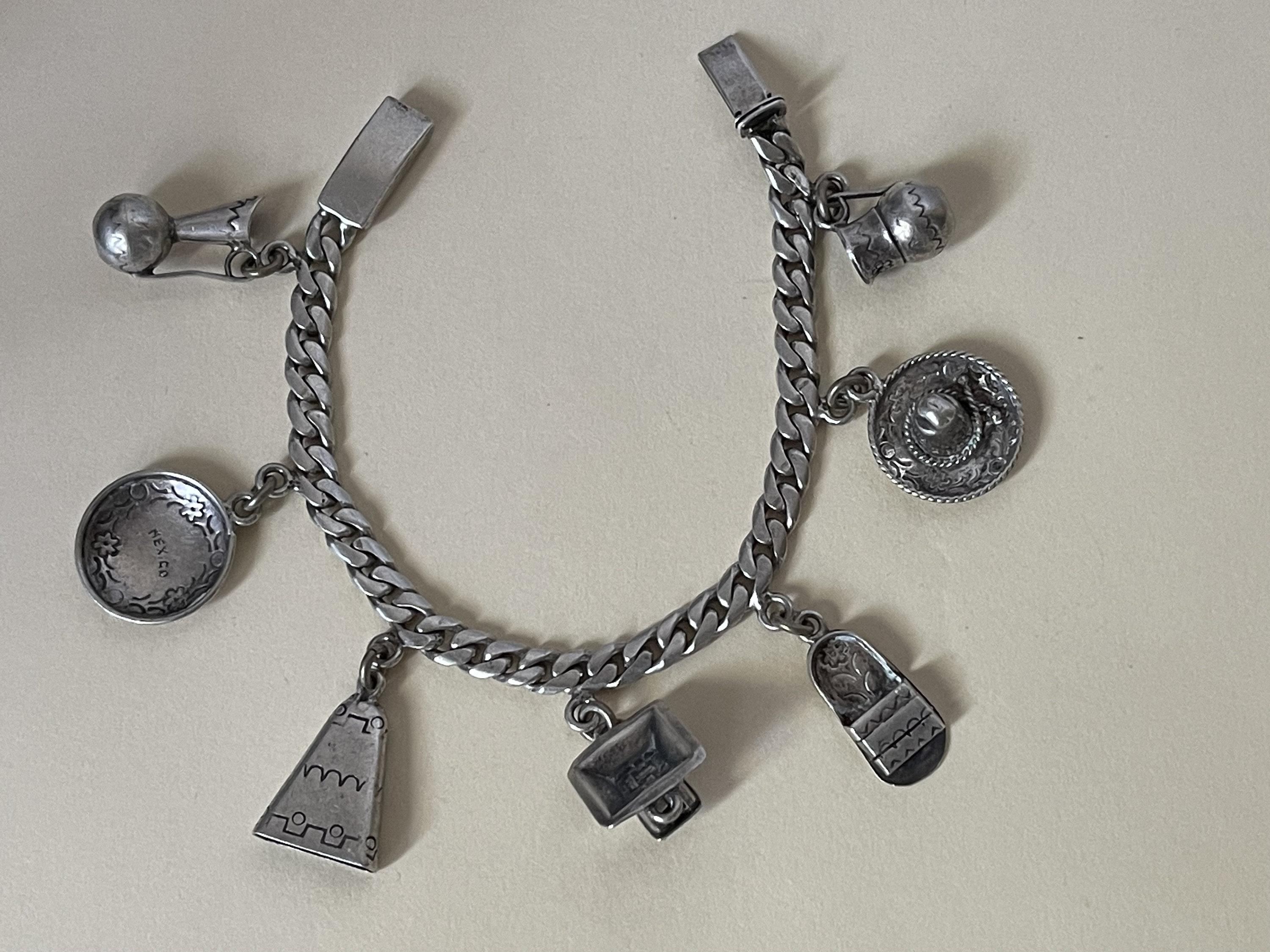 ビンテージ　シルバー チャーム付きブレスレット　ソンブレロ　MEXICO Vintage Mexican Silver Dual Chain Bracelet Toggle Clasp T