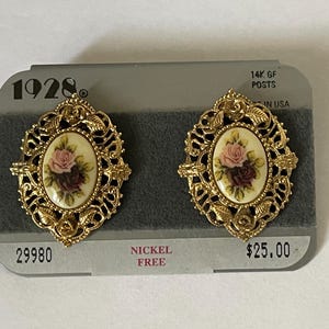 Pendientes vintage de camafeo rosa de la empresa de joyería perforada de 1928 en tono dorado.