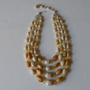 Western Germany amarillo claro, beige, collar de cuentas de plástico lucite marrón claro. 4 hilos.