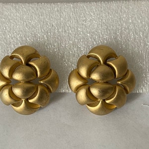Erwin Pearl matte gold, satin gold clip-on earrings