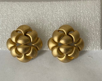 Erwin Pearl matte gold, satin gold clip-on earrings