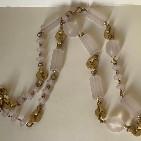 Collier LOUIS FERAUD, or mat, métal or satiné, perles en plastique rose rose.