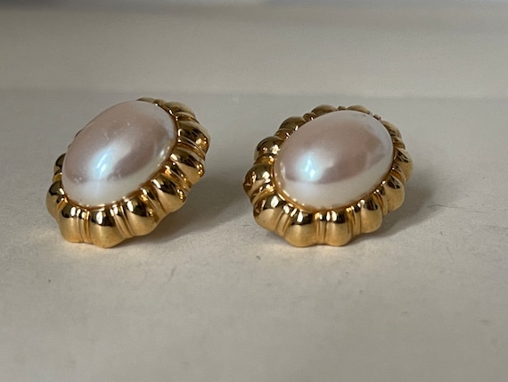 Monet faux pearl oval  stud earrings - image 4