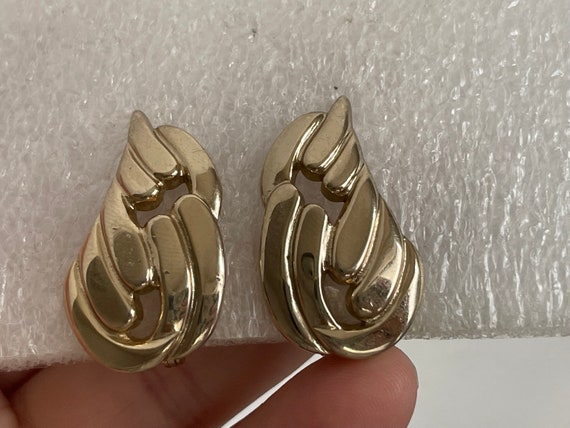 Monet Patd gold plated leaf clip-on earrings - image 3