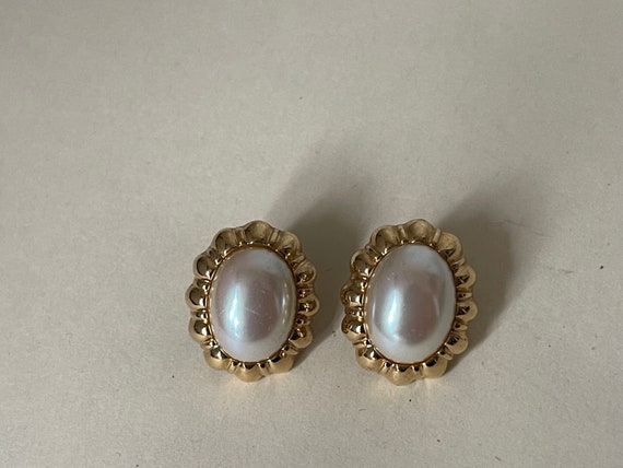 Monet faux pearl oval  stud earrings - image 3