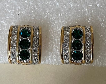 SAL. Pendientes de clip con pedrería transparente y verde esmeralda de Swarovski