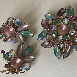 Givre, gematteerd of gesatineerd glas, strass bloemen broche, pin en clip-on oorbellen. Set