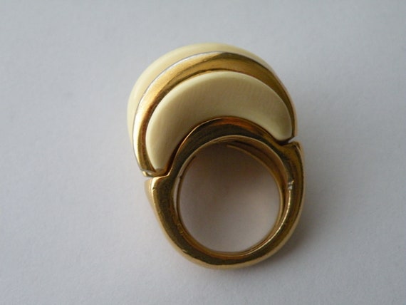 KJL off - white plastic ring. Size 7. 1970-s. - image 6