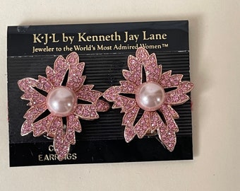 KJL by Kenneth Jay Lane aretes de clip con flores de perlas de imitación y diamantes de imitación rosas