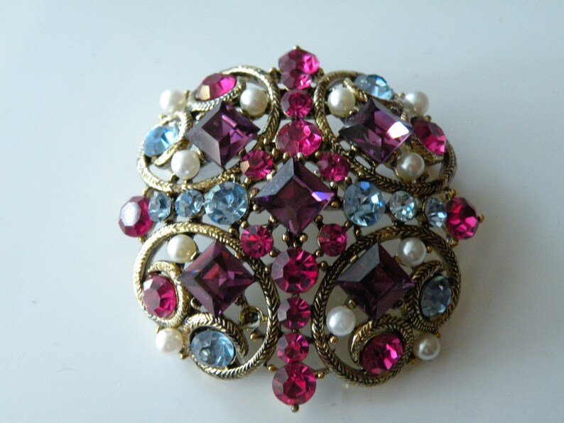 LISNER rhinestones and faux pearls brooch pin.