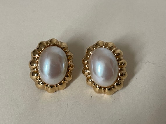 Monet faux pearl oval  stud earrings - image 7