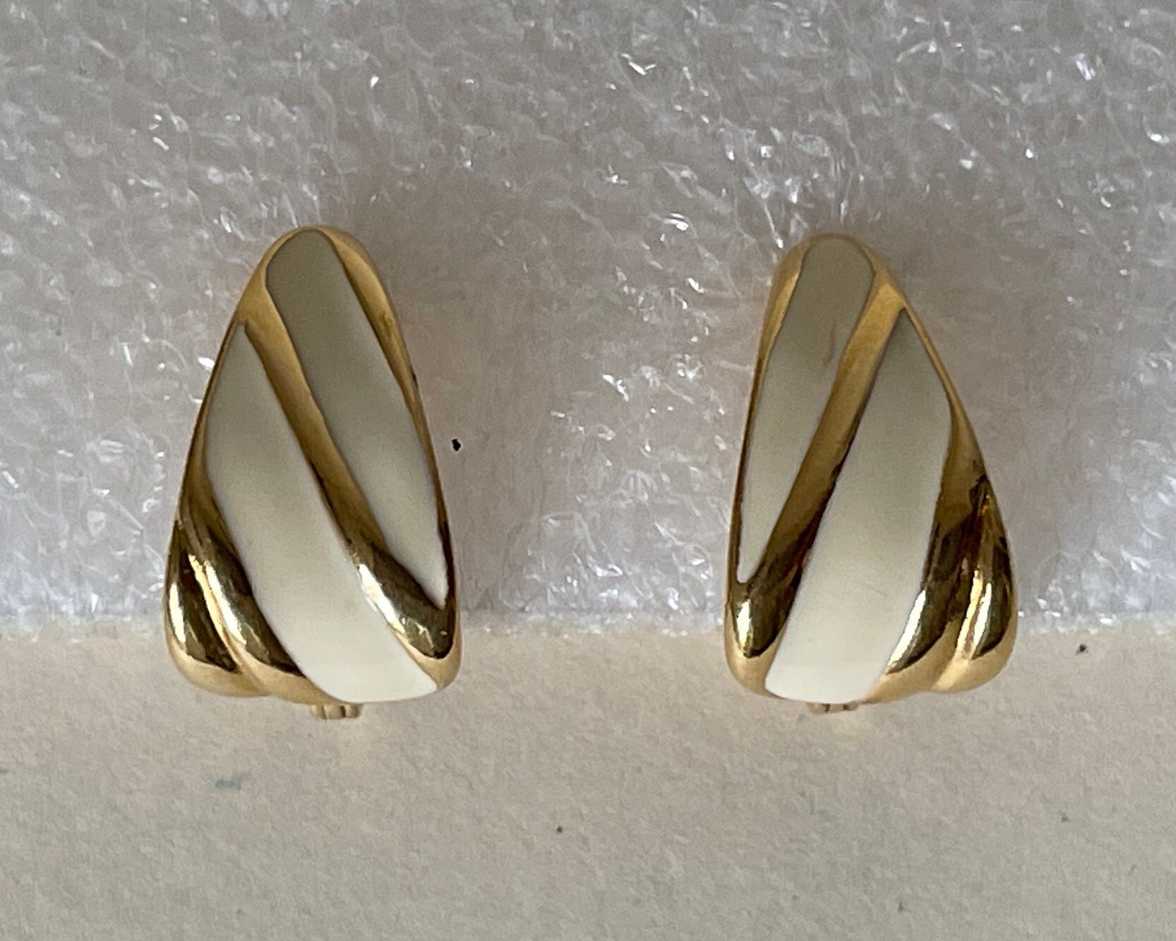 Boucles D'oreilles Clous Dorés à L'émail Blanc Cassé - Marque Monet, Occasion Bon état