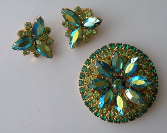 DeLizza et Elster Inc. Juliana Flower vert strass broche, boucles d’oreilles clip-on.  Ensemble.