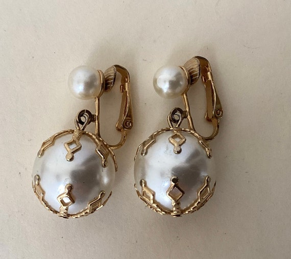 Celebrity faux pearl, gold tone dangle, drop  cli… - image 3