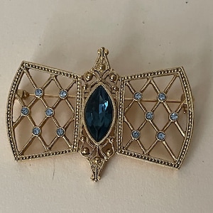 1928 unmarked blue rhinestone brooch
