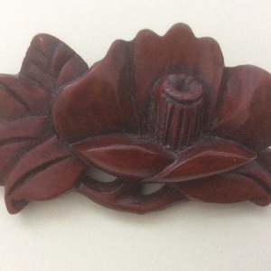 Spilla di fiori di papavero in legno intagliato