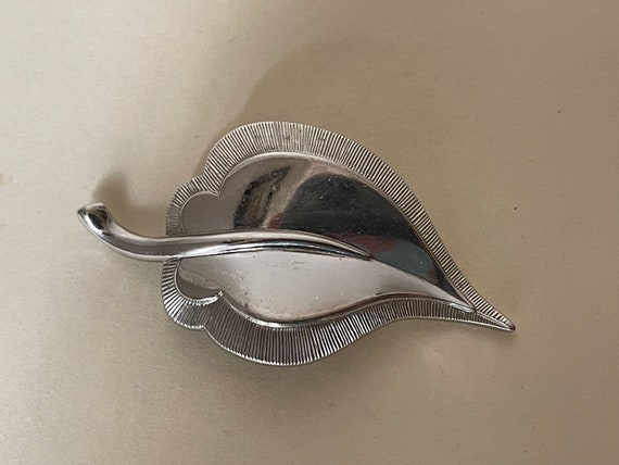 Monet silver plated leaf brooch - image 3
