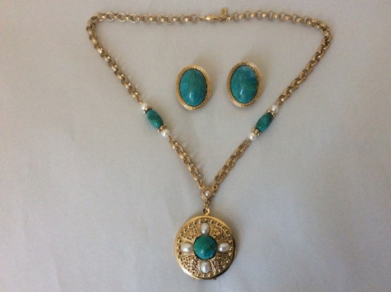 1928 faux pearl faux green stone locket pendant ne