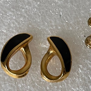 Trifari black enamel gold plated swirl stud earrings