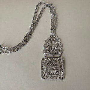 Trifari verzilverde bloemen, filigraan, opengewerkte ketting met hanger