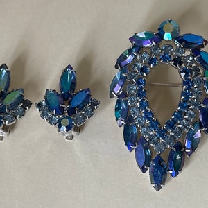 Sarah Coventry Blue Lagoon brooch, clip-on earrings. Set. Blue, blue aurora borealis rhinestone