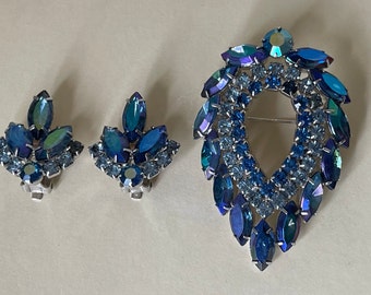 Sarah Coventry Blue Lagoon brooch, clip-on earrings. Set. Blue, blue aurora borealis rhinestone