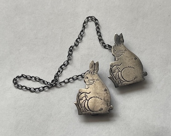 Clips para suéteres de Pascua, protectores, clips para cuellos y baberos de plata esterlina 925 de la compañía Webster con forma de conejo.