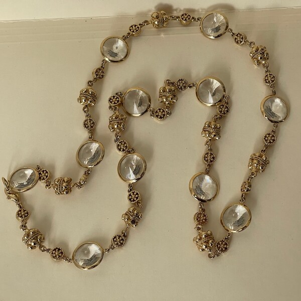 Collar de San Juan con cristales transparentes facetados engastados en bisel sin marcar, cuentas en tono dorado y rivoli transparentes