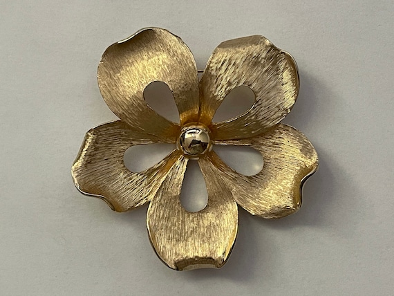 PASTELLI  flower floral brushed gold brooch - image 1