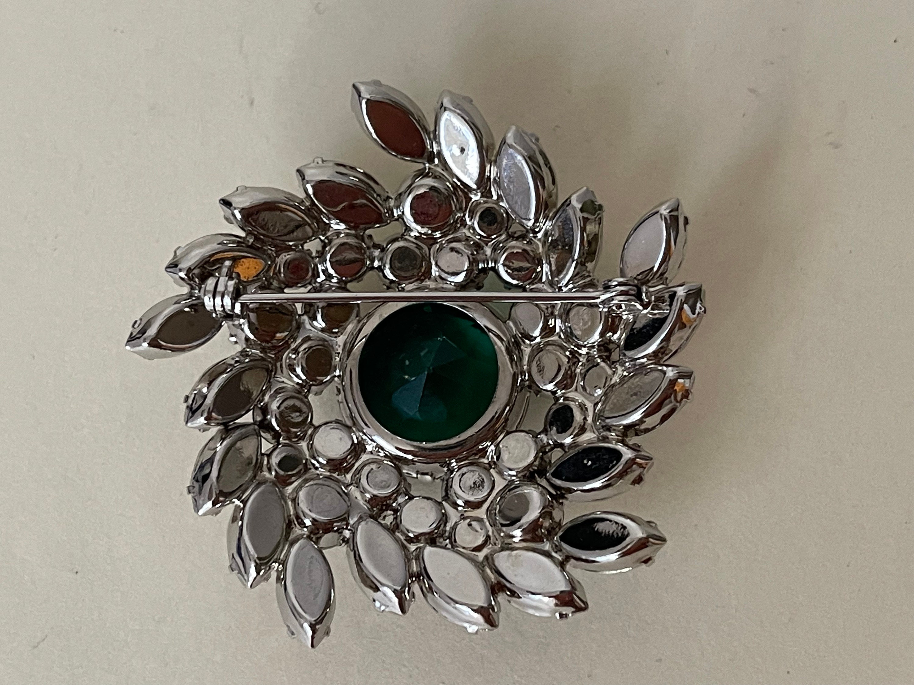Broche Ovale Vintage - Métal Rhodié, Strass Ronds Et Baguettes Vert émeraude