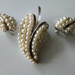 Crown Trifari leaf clip on earring, brooch. Faux pearls. Rhinestones.Silver plate. Set.  1960s.