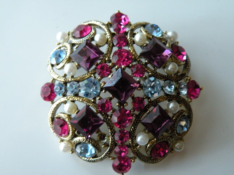 LISNER rhinestones and faux pearls brooch pin.