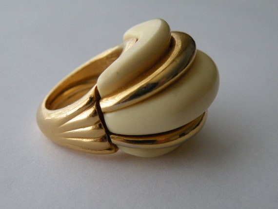 KJL off - white plastic ring. Size 7. 1970-s. - image 4
