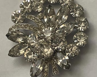 Broche Eisenberg Ice. Diseño de corona floral. Cristales Swarovski transparentes. Piedras engastadas con garras.