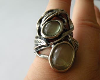Silver plated leaf ring. Light green stone. Size: 4.75-5