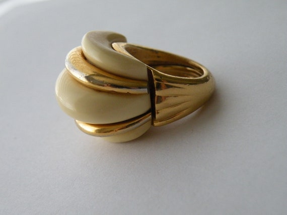 KJL off - white plastic ring. Size 7. 1970-s. - image 5