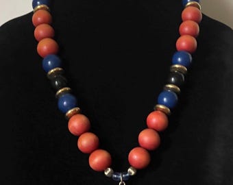 Collar de madera con elefante de cloisonné de CAROLYN TANNER.