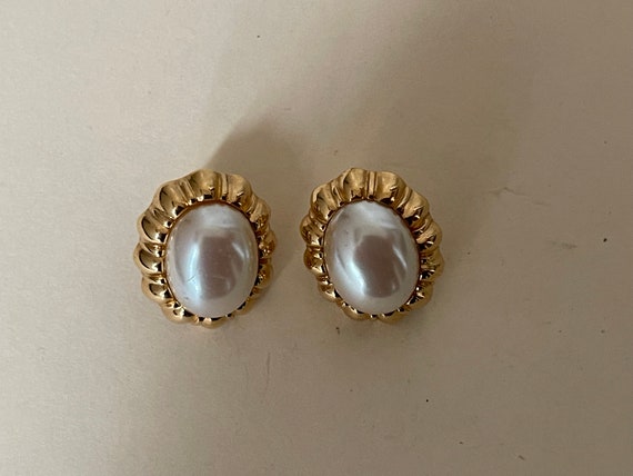 Monet faux pearl oval  stud earrings - image 8