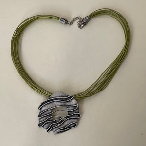 Handmade in Greece green  linen thread modernist wave pendant necklace NOS