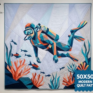 Könnte beinhalten: Ein quadratischer Quilt mit einer geometrischen Low-Poly-Illustration eines Tauchers unter Wasser. Das Design zeigt Korallenriffe, kleine Fische und einen Taucher in Blau-, Orange- und Grautönen. Der Text lautet 50X50 IN MODERN FPP QUILT PATTERN.