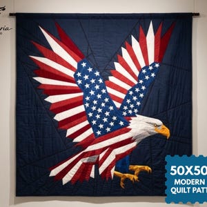 Può includere: Una trapunta da parete quadrata di 127x127 cm con un design geometrico a forma di aquila. L'aquila è composta da segmenti di tessuto rosso, bianco e blu con un'ala a motivi stellati, testa bianca e becco e artigli gialli su sfondo blu scuro.