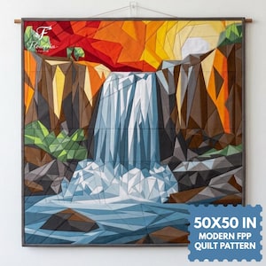 Puede incluir: Un edredón de pared con una escena de cascada geométrica con cielo rojo, naranja y amarillo, acantilados marrones y agua azul. El edredón muestra el texto Floweria Studio y 127x127 CM MODERN FPP QUILT PATTERN. Está montado en una varilla de madera.