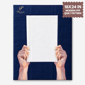 Op de afbeelding: Een rechthoekig quiltpatroon van 46x61 cm, met een centraal wit paneel omlijst door donkerblauwe stof. Het ontwerp bevat twee geometrische handen in low-poly stijl in perzik- en bruintinten, en de tekst Floweria Studio.