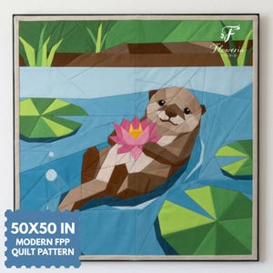 Könnte beinhalten: Ein quadratisches Quiltmuster mit einem braunen Otter, der im blauen Wasser schwimmt und eine rosa Lotusblüte hält. Die Szene zeigt grüne Seerosenblätter und hohes Gras am Ufer. Der Text lautet 50X50 IN MODERN FPP QUILT PATTERN.