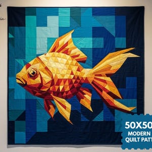 Puede incluir: Una colcha cuadrada con un pez dorado geométrico en tonos amarillos, naranjas y rojos sobre un fondo azul pixelado. La colcha muestra el texto 50X50 IN MODERN FPP QUILT PATTERN y el logotipo de Floweria Studio en la esquina.